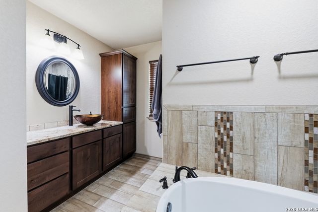 317 HONEYSUCKLE LN, La Vernia, TX 78121