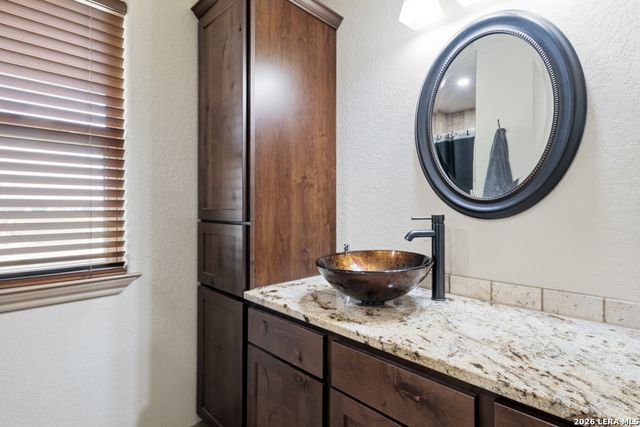 317 HONEYSUCKLE LN, La Vernia, TX 78121