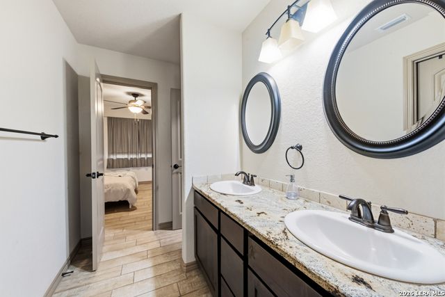 317 HONEYSUCKLE LN, La Vernia, TX 78121