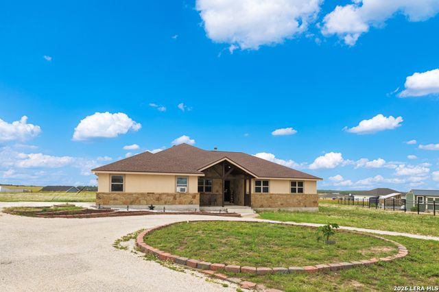 317 HONEYSUCKLE LN, La Vernia, TX 78121