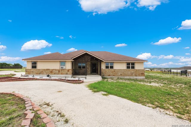317 HONEYSUCKLE LN, La Vernia, TX 78121