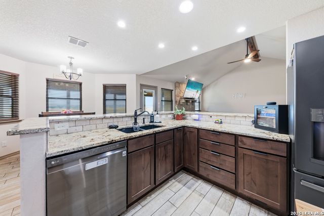 317 HONEYSUCKLE LN, La Vernia, TX 78121