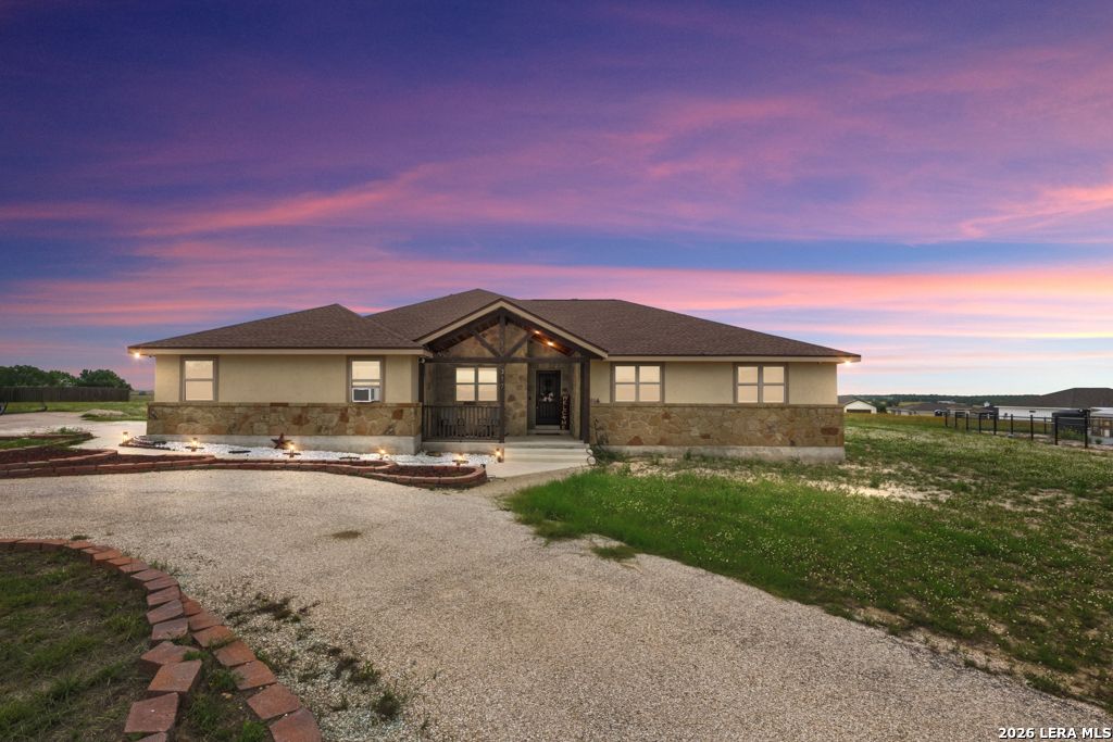 317 HONEYSUCKLE LN, La Vernia, TX 78121