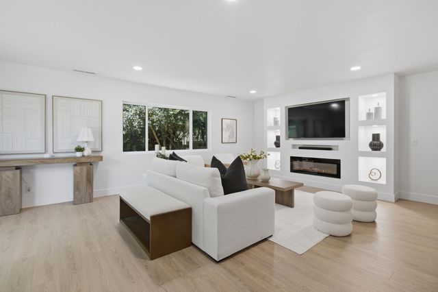2611 Foothill Dr, Carmichael, CA 95608
