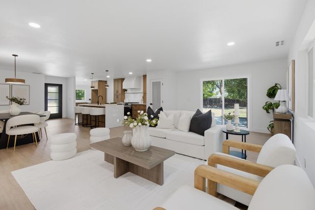 2611 Foothill Dr, Carmichael, CA 95608