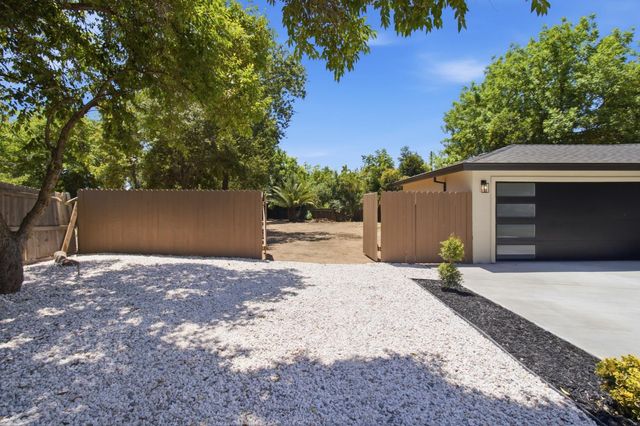 2611 Foothill Dr, Carmichael, CA 95608