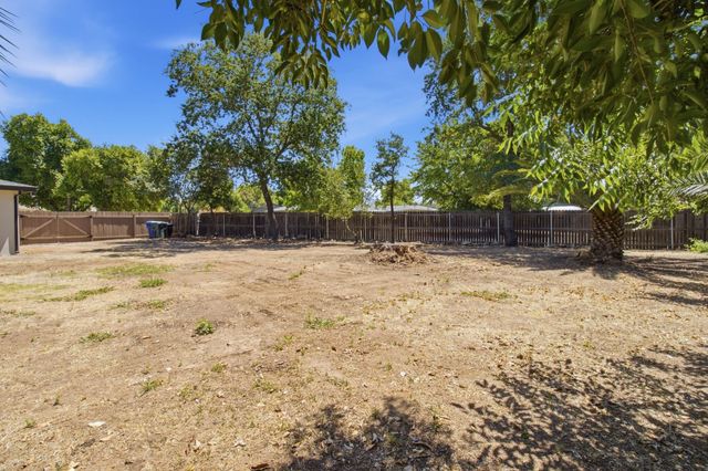 2611 Foothill Dr, Carmichael, CA 95608