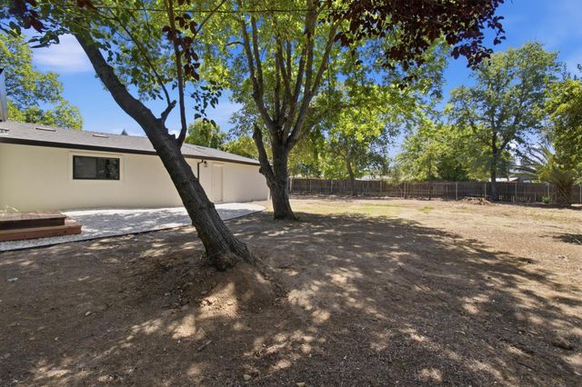 2611 Foothill Dr, Carmichael, CA 95608