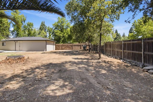 2611 Foothill Dr, Carmichael, CA 95608