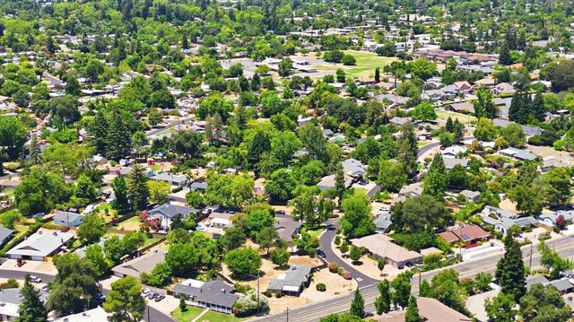 2611 Foothill Dr, Carmichael, CA 95608