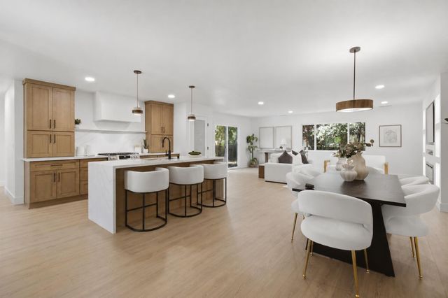 2611 Foothill Dr, Carmichael, CA 95608
