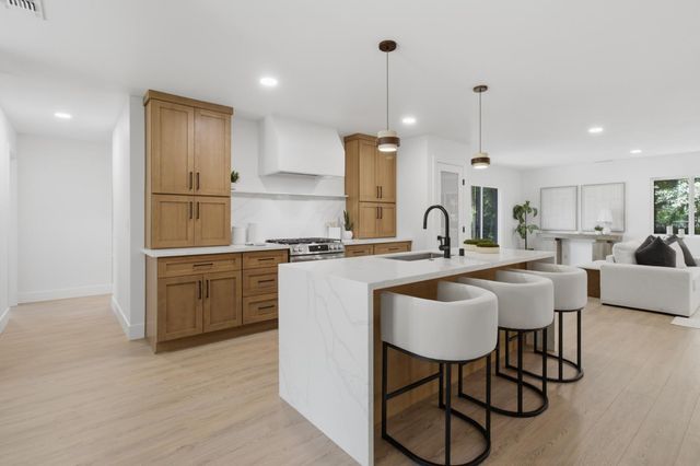 2611 Foothill Dr, Carmichael, CA 95608