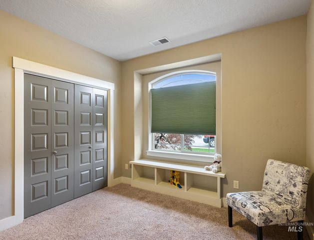 10211 W Lakeland Dr, Garden City, ID 83714