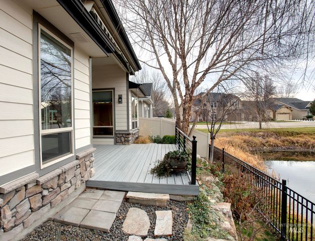 10211 W Lakeland Dr, Garden City, ID 83714