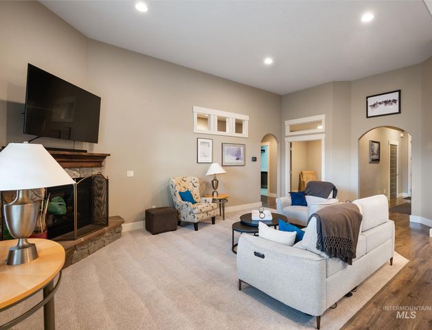 10211 W Lakeland Dr, Garden City, ID 83714