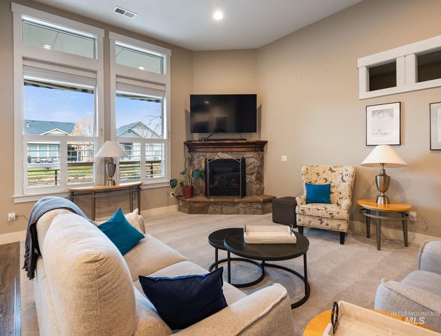 10211 W Lakeland Dr, Garden City, ID 83714