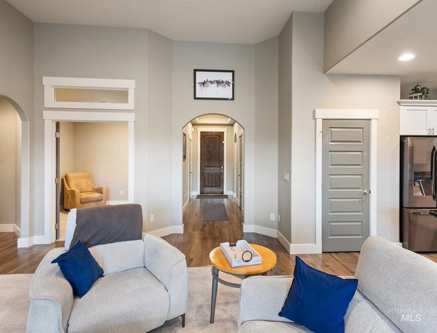 10211 W Lakeland Dr, Garden City, ID 83714