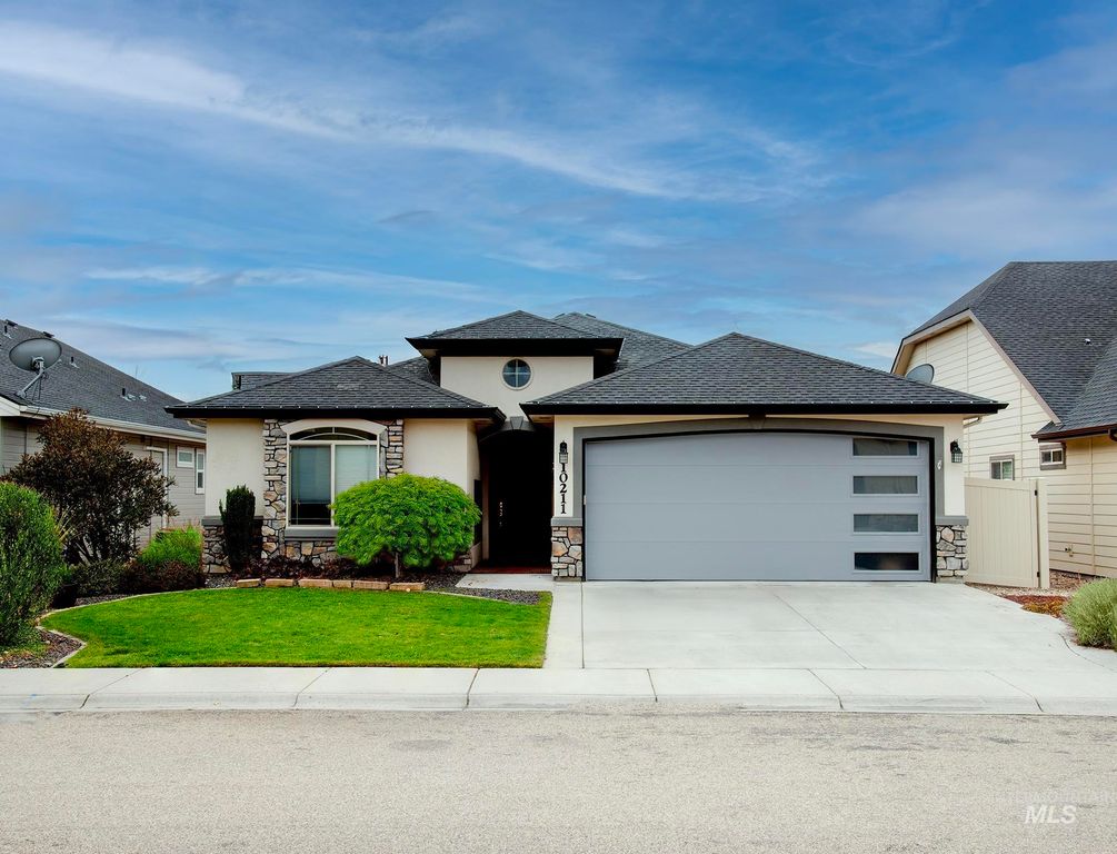 10211 W Lakeland Dr, Garden City, ID 83714