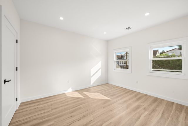 13 EAST 32ND ST, Bayonne, NJ 07002