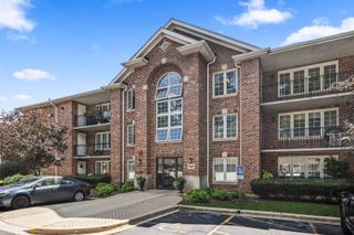 5645 S Cass Avenue 102, Westmont, IL 60559