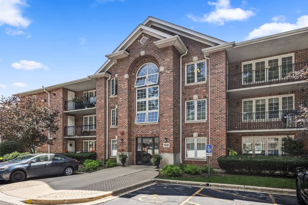 5645 S Cass Avenue 102, Westmont, IL 60559