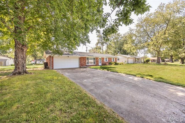 1816 Menard Drive, Belleville, IL 62220