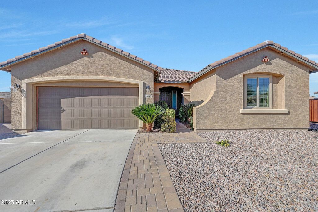 16040 W DESERT FLOWER Drive, Goodyear, AZ 85395