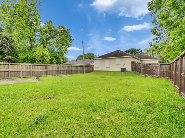 110 N Texas Street, Texas City, TX 77591