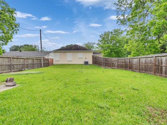 110 N Texas Street, Texas City, TX 77591