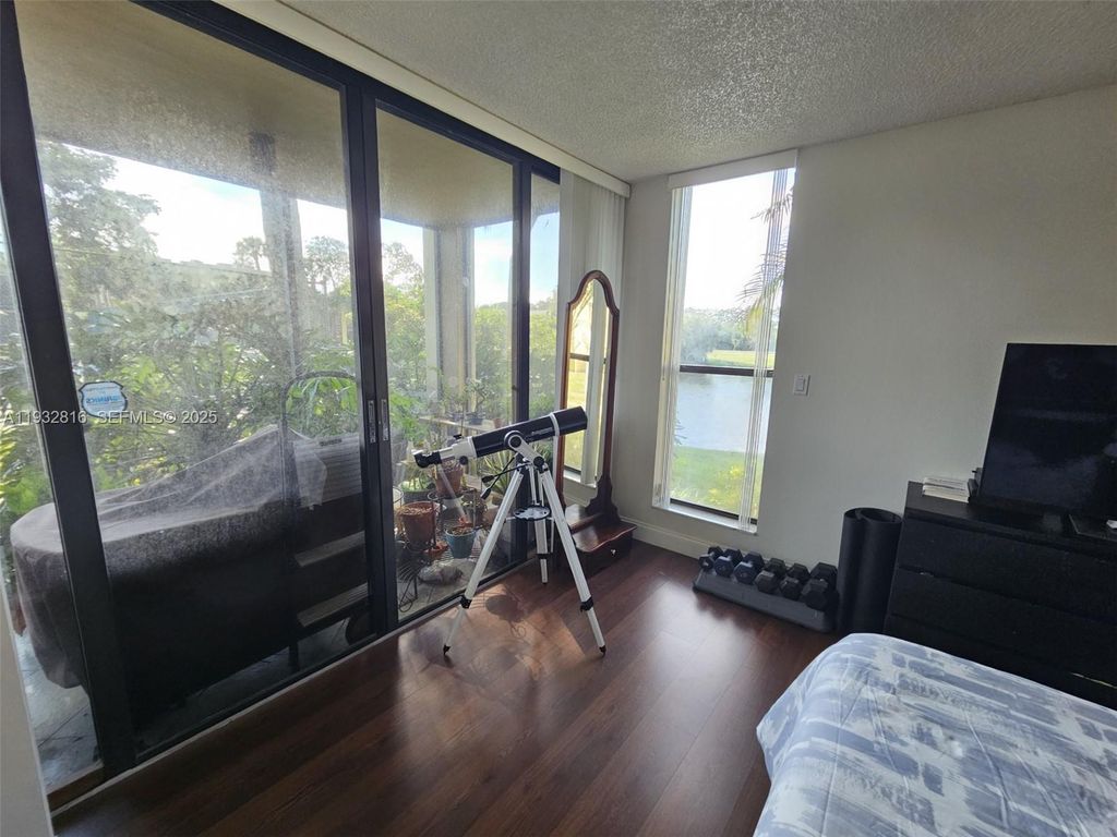 Image 13 of property listing at 2831 SW 87th Ave 704, Davie, FL 33328