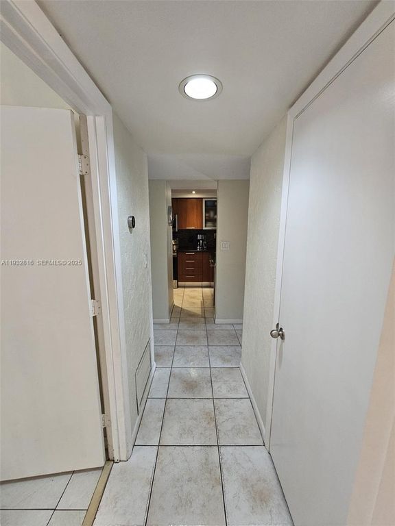 Image 18 of property listing at 2831 SW 87th Ave 704, Davie, FL 33328