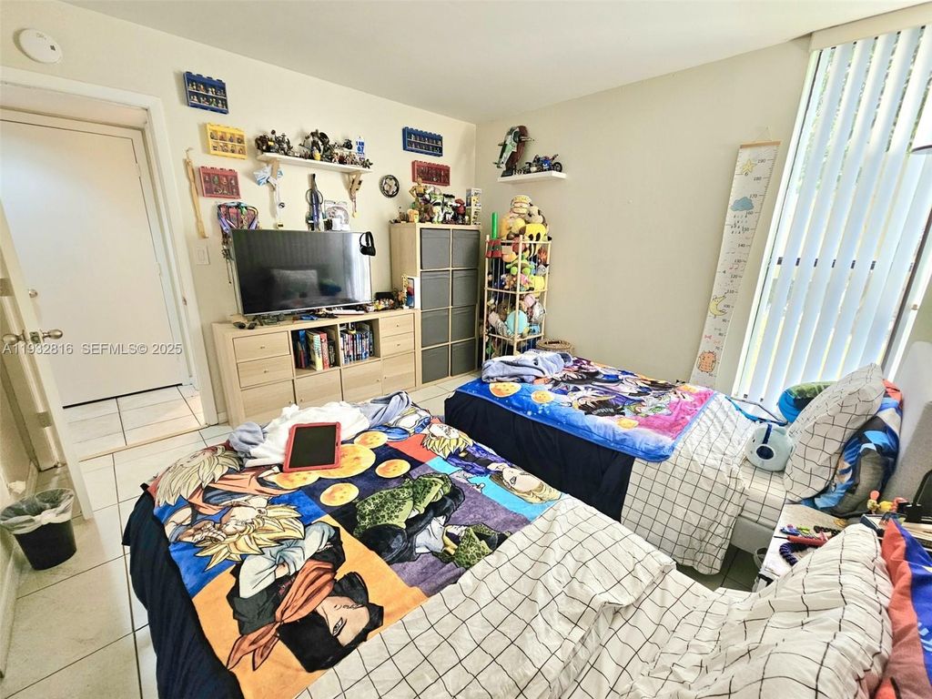 Image 19 of property listing at 2831 SW 87th Ave 704, Davie, FL 33328