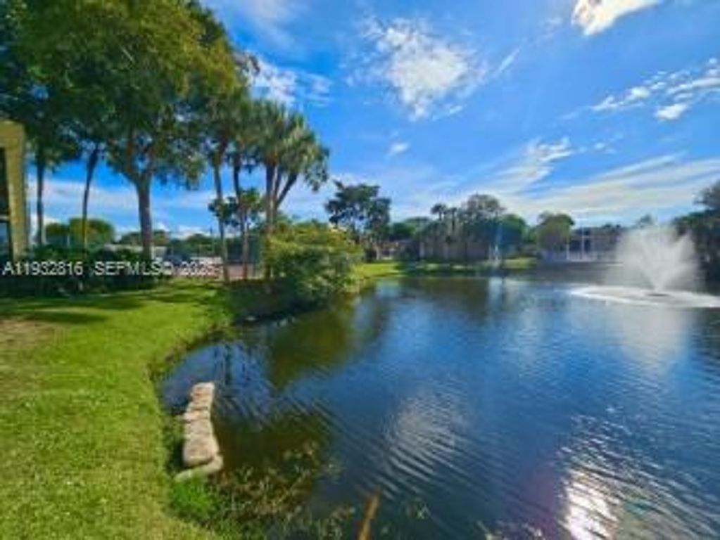 Image 22 of property listing at 2831 SW 87th Ave 704, Davie, FL 33328