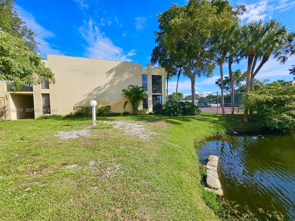 Image 23 of property listing at 2831 SW 87th Ave 704, Davie, FL 33328