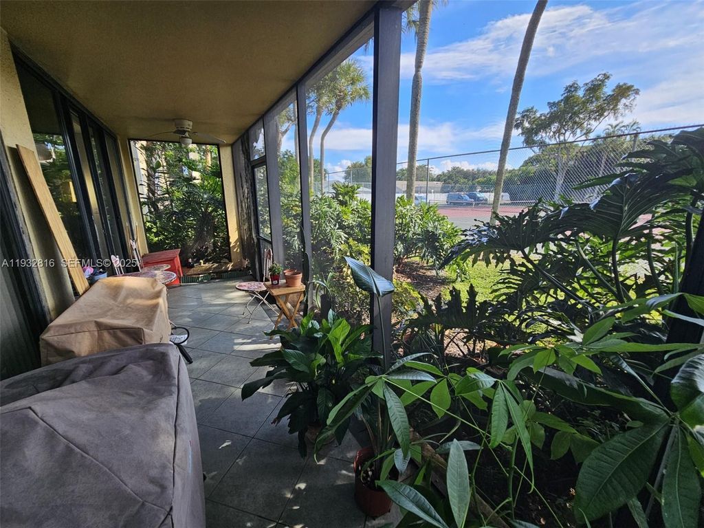 Image 3 of property listing at 2831 SW 87th Ave 704, Davie, FL 33328