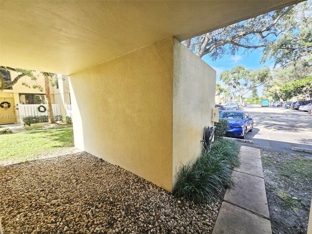 Image 4 of property listing at 2831 SW 87th Ave 704, Davie, FL 33328