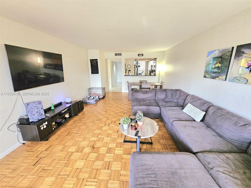 Image 5 of property listing at 2831 SW 87th Ave 704, Davie, FL 33328