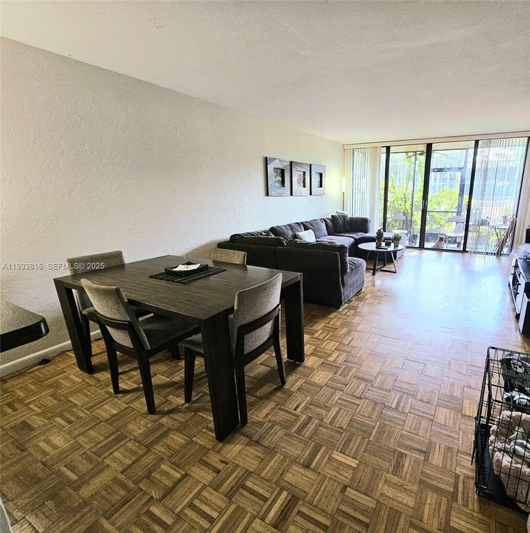 Image 6 of property listing at 2831 SW 87th Ave 704, Davie, FL 33328