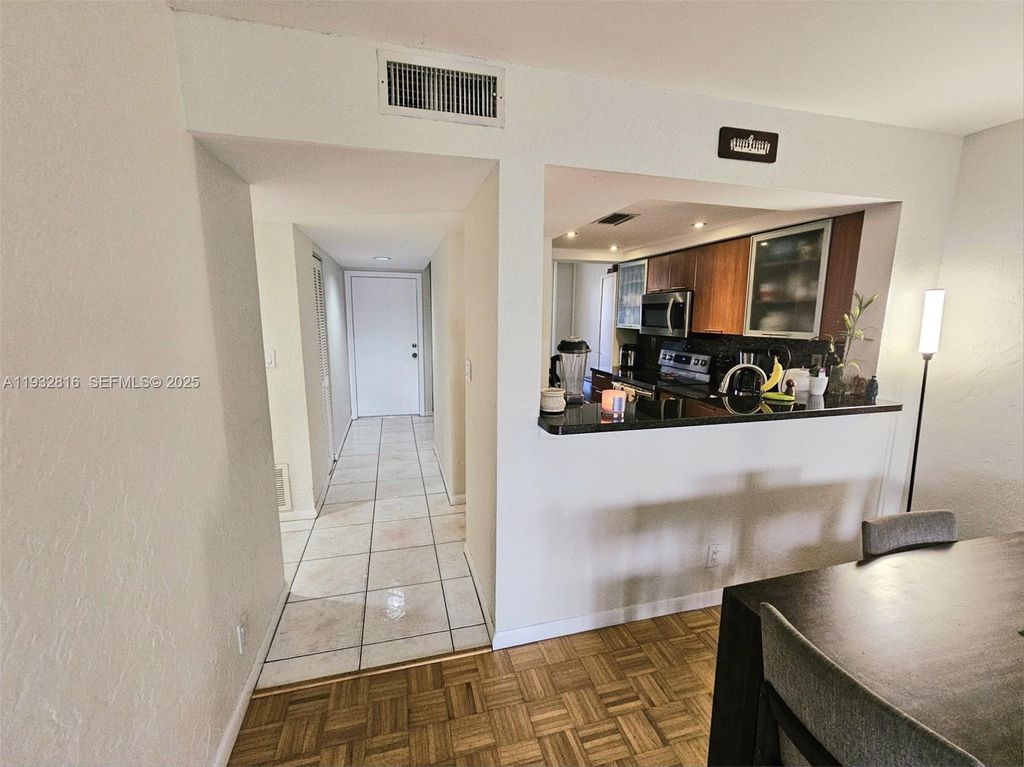 Image 7 of property listing at 2831 SW 87th Ave 704, Davie, FL 33328