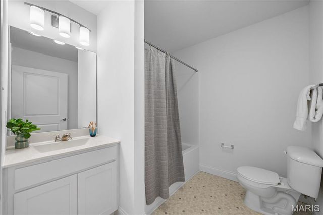 5120 Wicklow Place, St Louis, MO 63111