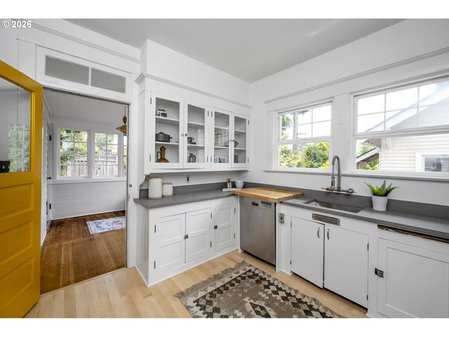 4716 Ne RODNEY Ave, Portland, OR 97211