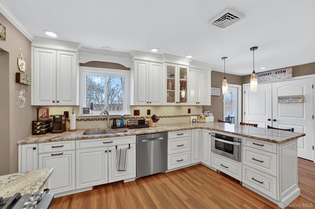 13 Watergate Drive, Amawalk, NY 10501