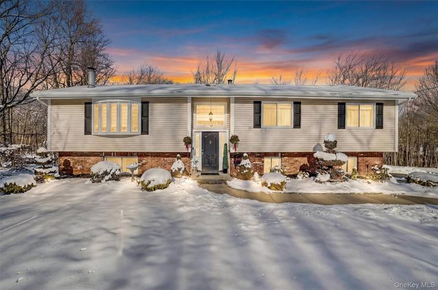 13 Watergate Drive, Amawalk, NY 10501