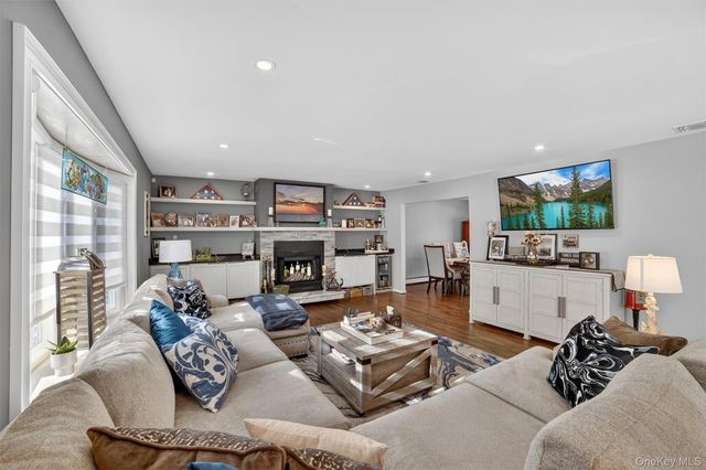 13 Watergate Drive, Amawalk, NY 10501