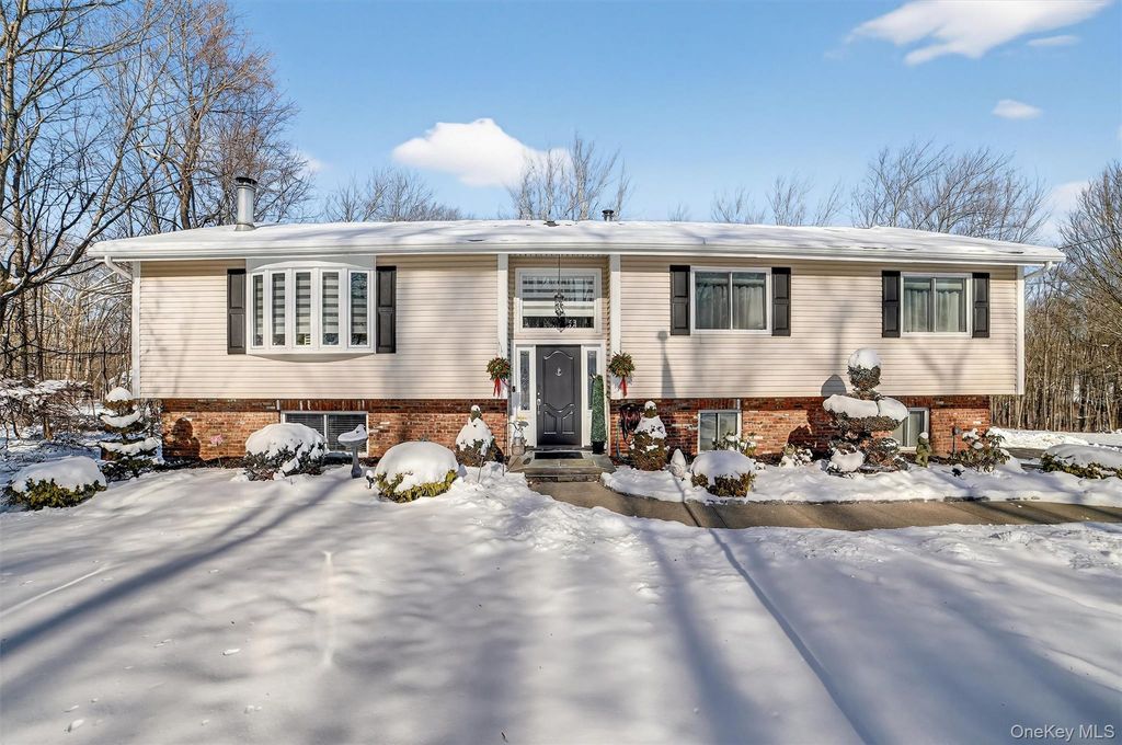 13 Watergate Drive, Amawalk, NY 10501