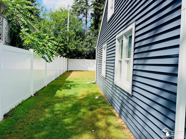 4860 Cass Elizabeth Road, Waterford, MI 48327