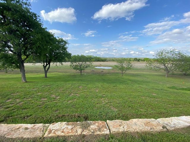 912 N Center Point River Rd, Center Point, TX 78010