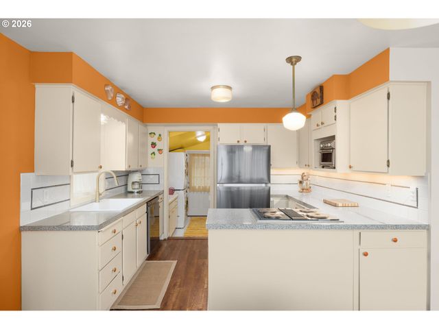 9920 Se ELLIS St, Portland, OR 97266