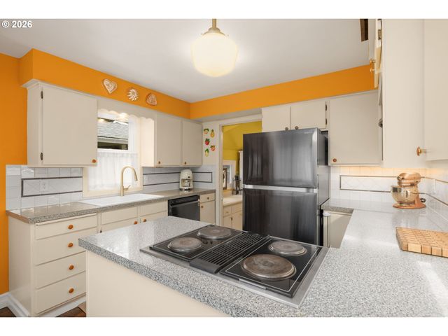 9920 Se ELLIS St, Portland, OR 97266