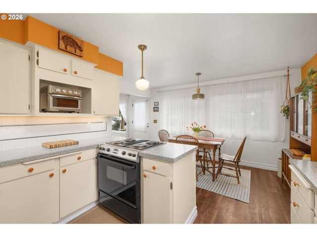 9920 Se ELLIS St, Portland, OR 97266